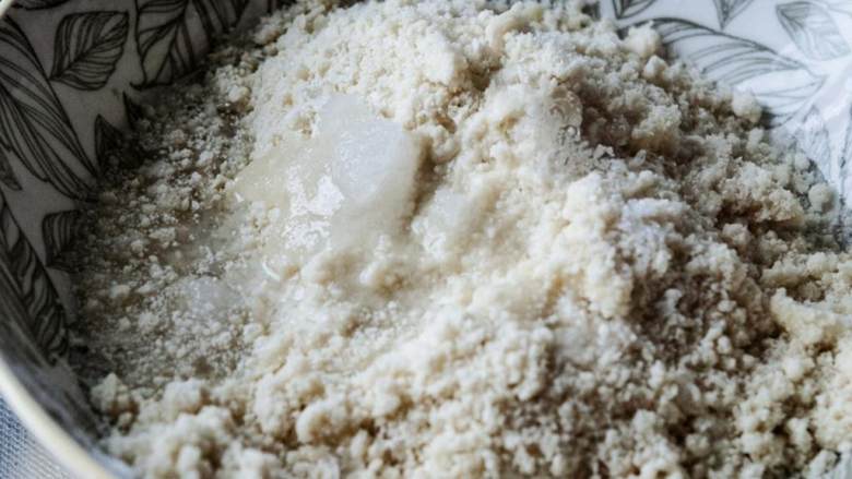白脱牛奶派,再倒入白醋、冰水、白糖、盐,用勺子搅匀。
