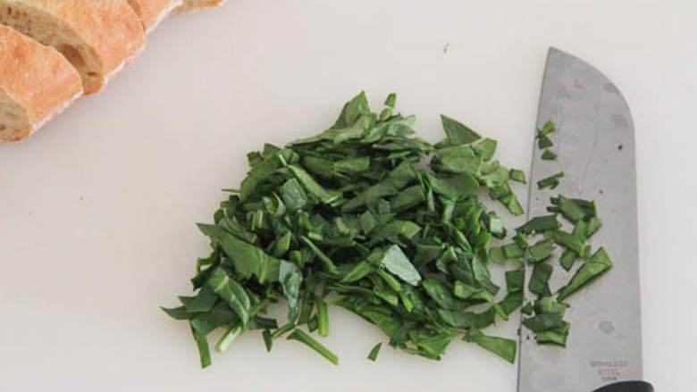 美味法式吐司,法式长棍面包 切成6个1英寸的长条,菠菜 粗略地剁一下,放置待用。