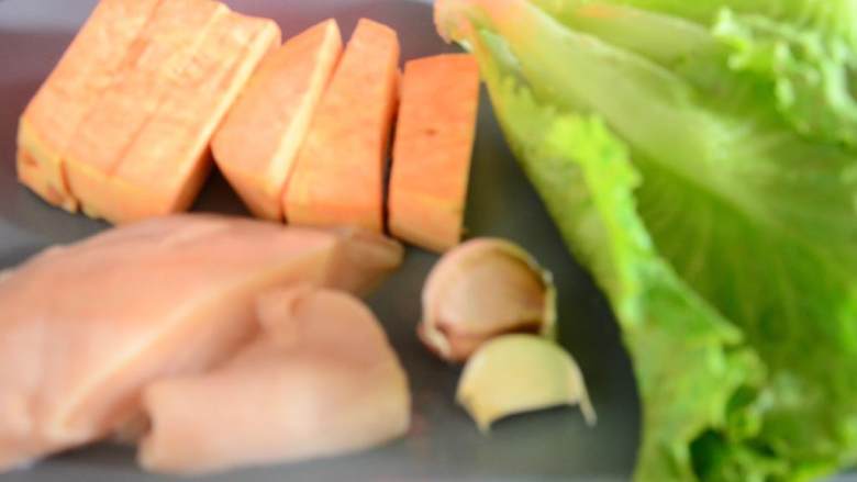简易午餐,准备好食材:甜土豆、鸡胸、大蒜瓣、生菜。
