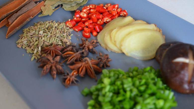 家常炖排骨,准备材料: 肉桂,八角,茴芹(适量),月桂叶(适量),姜,红辣椒。