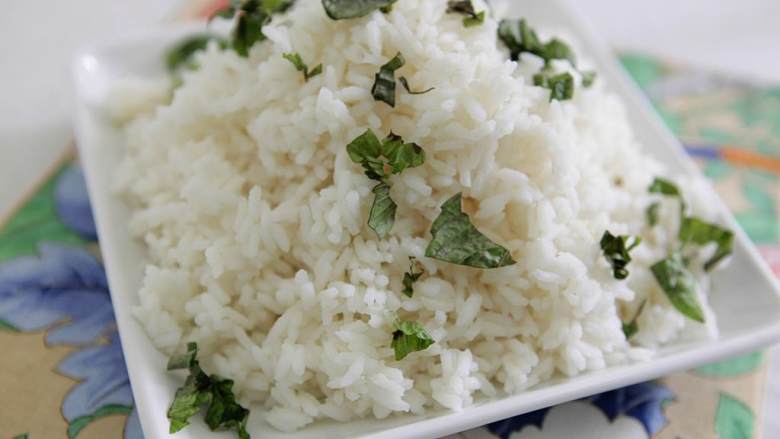 鲑鱼四季豆饭,小锅里加入水(10 盎司)和盐。然后加入米饭,小火煮20分钟。熄火盖上锅盖,焖至少5分钟。盛出大米并添加碎泰国罗勒(适量)