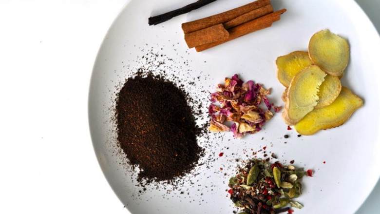 印度香茶,在小锅中放入肉桂条(1 5 条 茶匙), 香草荚, 生姜(1/2), 红糖(1 汤匙), 干玫瑰花瓣(适量), 压碎的胡椒,丁香,小豆蔻,红茶(10), 和牛奶煮沸。
