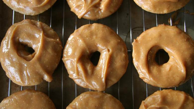 烤香蕉甜甜圈,将烤箱预热到180摄氏度。在甜甜圈模具里放上少许油。将香蕉(2)剥皮，在碗中捣碎。