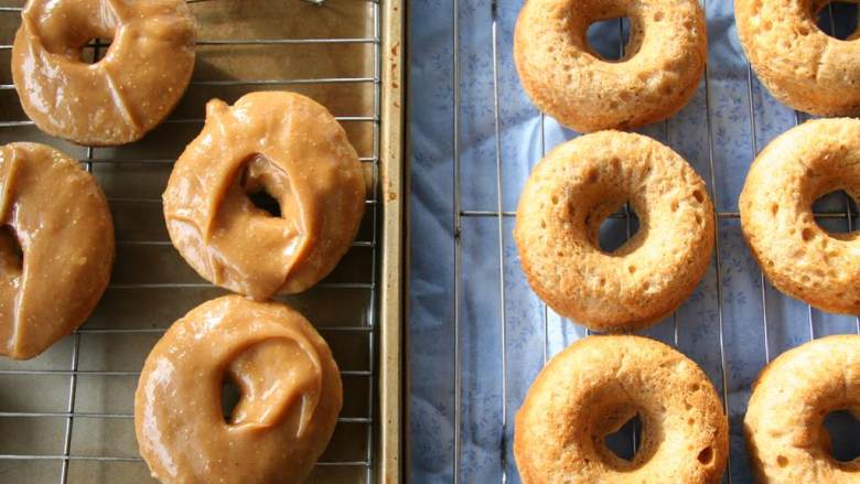 烤香蕉甜甜圈,将甜甜圈平整的一面沾上刚做的花生酱糖霜就可以享用了！