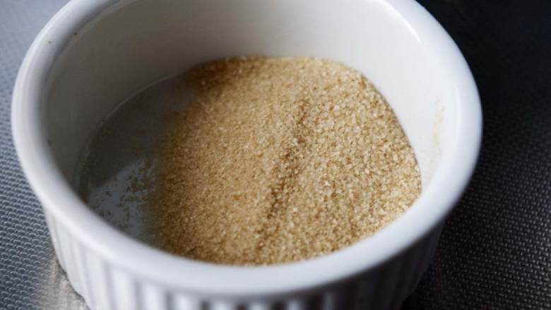 咖啡Ricotta芝士甜点,用冷水 溶解果冻胶，放置待用。