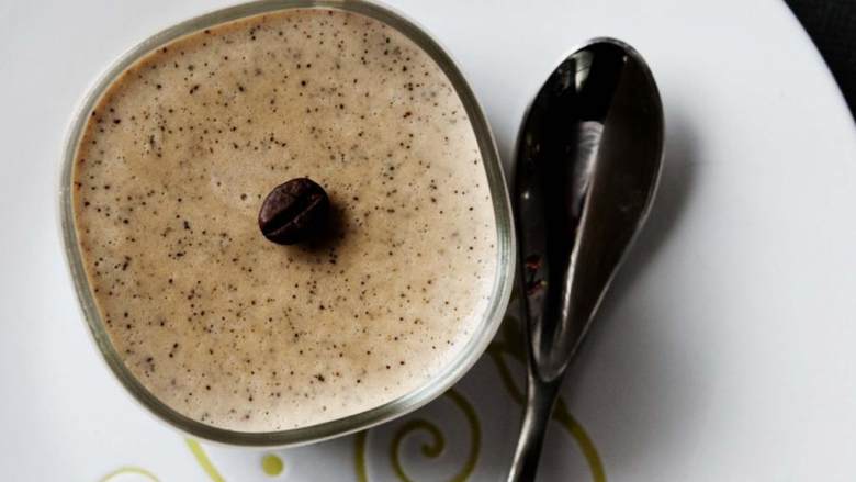 咖啡Ricotta芝士甜点,把奶油混合物平均倒进6个容器里，放到厨房的案台上冷却，然后再放进冰箱里冷藏2小时。