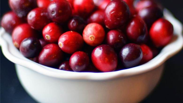 蔓越莓橙子核桃面包,将烤箱预热至160度。在面包烤盘（9x5英寸）里铺好烤纸，把烤纸多余的部分搭在烤盘边沿上。