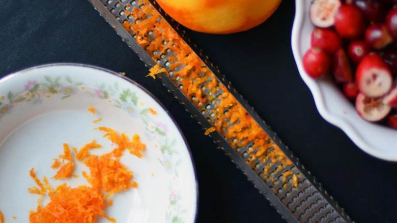 蔓越莓橙子核桃面包,把新鲜蔓越莓都切成两半。