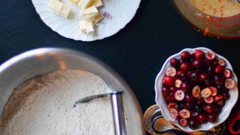 蔓越莓橙子核桃面包,将橙子擦皮，留四分之一茶匙做装饰用。把烤核桃仁大致切碎。