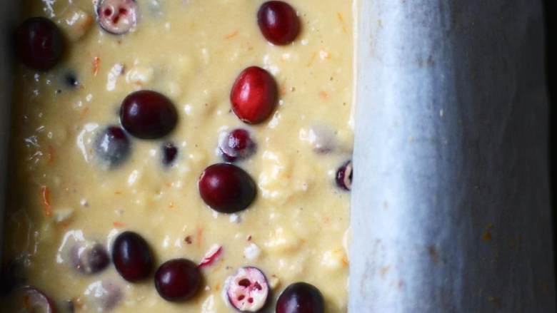 蔓越莓橙子核桃面包,拌入蔓越莓瓣和核桃末。