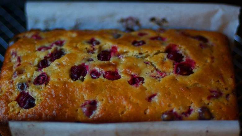 蔓越莓橙子核桃面包,把混合物倒入准备好的面包烤盘中，放进预热过的烤箱烤1小时，直到用牙签插面包而不粘黏。