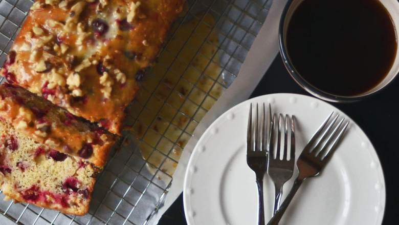 蔓越莓橙子核桃面包,拿一张烤纸放在网架下面，在面包冷却时慢慢地把浇汁倒在面包上。