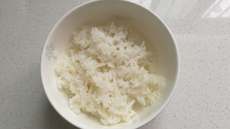 番茄火腿米饭饼,准备剩米饭半碗;