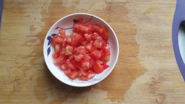 番茄火腿米饭饼,番茄半个也切成碎丁