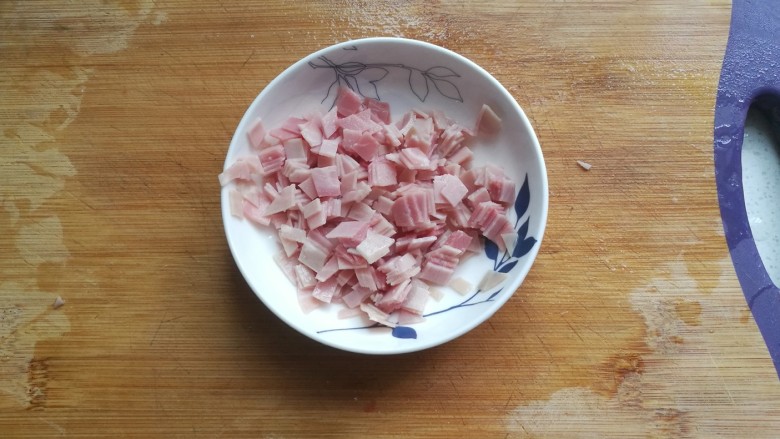 番茄火腿米饭饼,方形<a style='color:red;display:inline-block;' href='/shicai/ 56457'>火腿片</a>两片,切成碎丁;