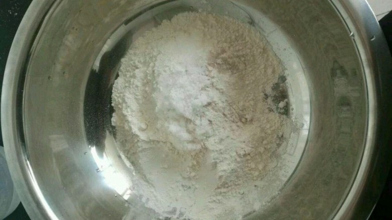 自制披萨和面托,上面的配方都是面托的配方,按照比例称好和成面团,<a style='color:red;display:inline-block;' href='/shicai/ 156925'>水</a>可以分次放
