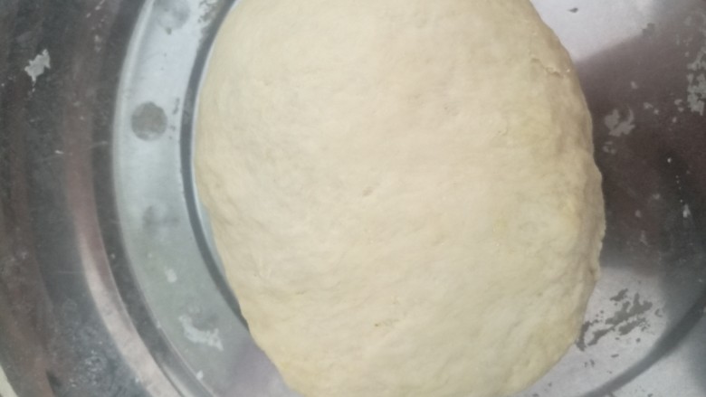 自制披萨和面托,接下来就是面团醒发,给大家科普一下,醒面的最佳环境是35度左右,湿度在60-80%左右,烤箱有醒发功能的最好了,用小喷壶表面喷些水,醒发就好了,没有醒发功能的烤箱可以自己创造一下醒发条件😄