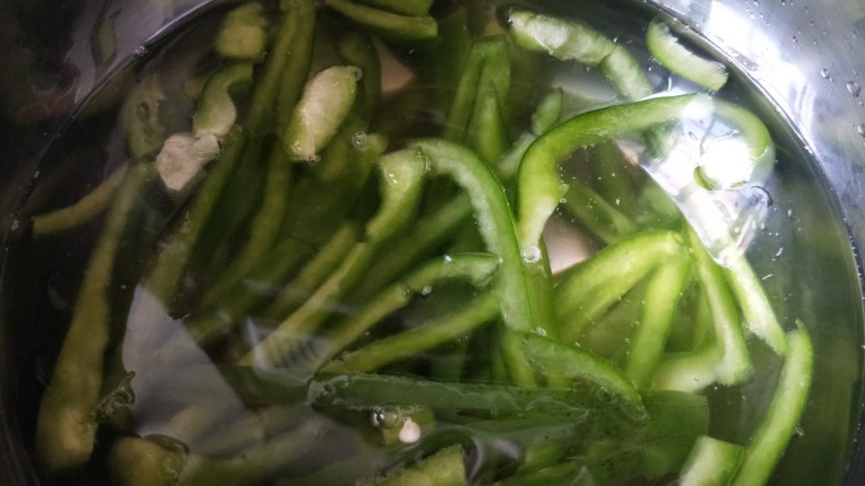 快手下饭菜:青椒肉丝,青椒丝焯水,水开即可。