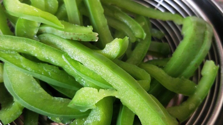 快手下饭菜:青椒肉丝,焯好的青椒丝捞出沥干。