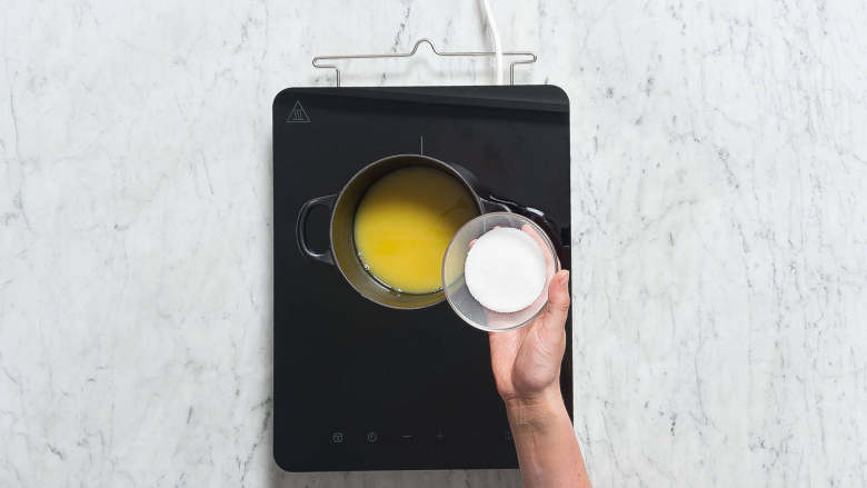 橙汁冰棒,将一部分橙汁和<a style='color:red;display:inline-block;' href='/shicai/ 10588'>糖</a>放到锅中，煮五分钟，直至<a style='color:red;display:inline-block;' href='/shicai/ 10588'>糖</a>完全融化。放入<a style='color:red;display:inline-block;' href='/shicai/ 919'>柠檬汁</a>，然后从炉上取下。