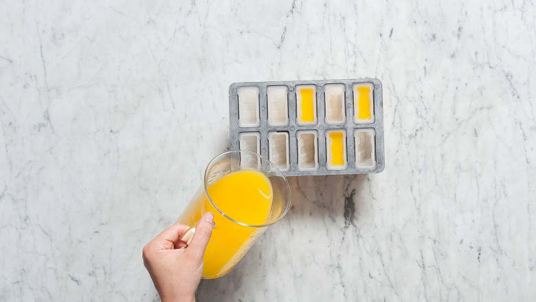 橙汁冰棒,将剩余的橙汁倒入量杯中，加入果汁和糖的混合物，拌匀。倒入冰淇淋模中，插入小木棍。放到冰箱中冷冻6小时。祝好胃口！