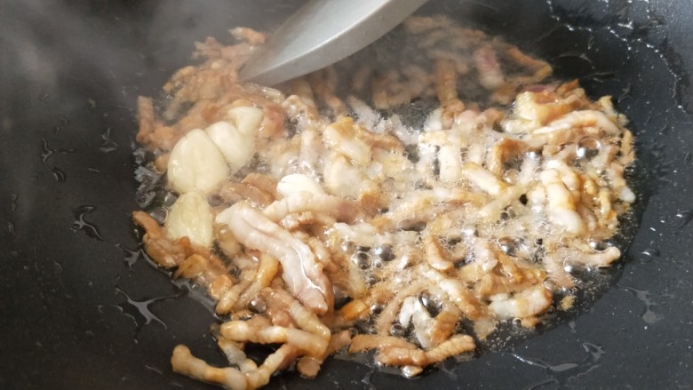 快手下饭菜:青椒肉丝,放入肉丝,翻炒至变色。