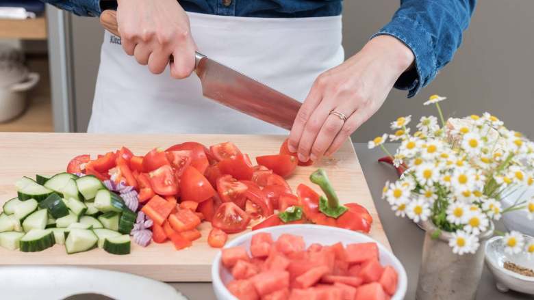 番茄西瓜凉菜汤,将烤箱预热至175℃。将番茄、<a style='color:red;display:inline-block;' href='/shicai/ 3535'>灯笼椒</a>、洋葱和<a style='color:red;display:inline-block;' href='/shicai/ 54'>黄瓜</a>切丁。如果喜欢，可先将辣椒籽去除后再剁成末。<a style='color:red;display:inline-block;' href='/shicai/ 605'>西瓜</a>去皮切丁。