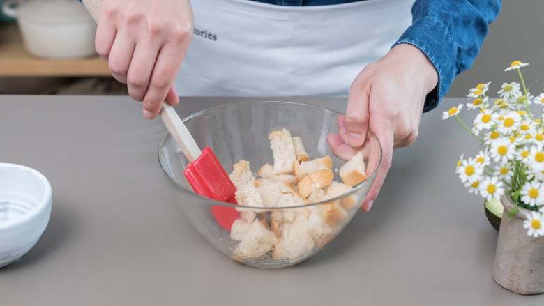 番茄西瓜凉菜汤,将<a style='color:red;display:inline-block;' href='/shicai/ 579'><a style='color:red;display:inline-block;' href='/shicai/ 579'>面包</a></a>切丁，将椰油倒在<a style='color:red;display:inline-block;' href='/shicai/ 579'><a style='color:red;display:inline-block;' href='/shicai/ 579'>面包</a></a>丁上，直至所有<a style='color:red;display:inline-block;' href='/shicai/ 579'><a style='color:red;display:inline-block;' href='/shicai/ 579'>面包</a></a>都均匀地浸泡到油里。