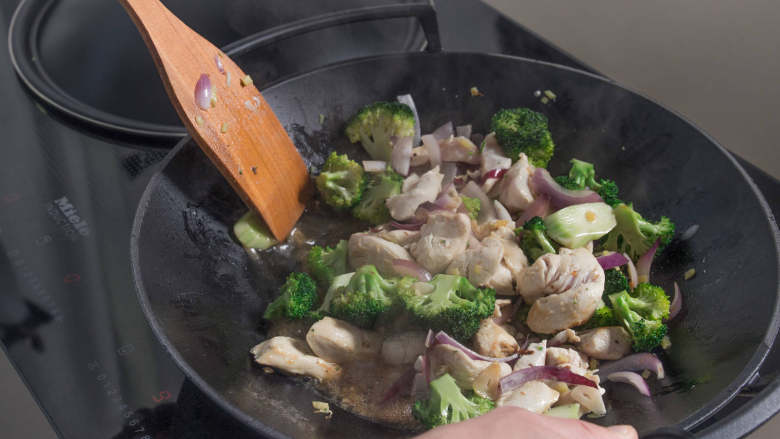 炒鸡肉西兰花,在炒锅中加热花生油,翻炒姜蒜2分钟。倒入鸡胸肉、洋葱和西兰花,炒3-5分钟。倒入鸡肉高汤混合物,煮3-5分钟。撒<a style='color:red;display:inline-block;' href='/shicai/ 724'>胡椒</a>调味。倒入烤好的花生、青葱和香菜,关火,搅拌均匀。尽情享用吧!