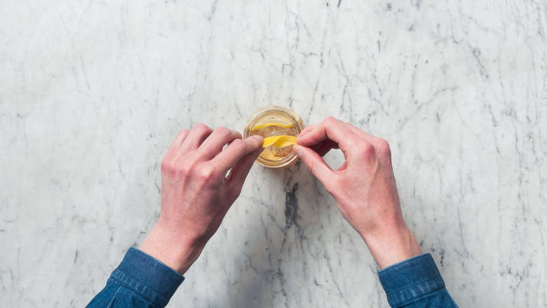 气泡柠檬冰茶,饰以柠檬皮或柠檬片。干杯!
