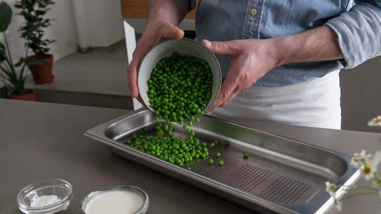 猪里脊佐土豆豌豆,将豌豆放到蒸煮容器中,以100℃蒸2分钟。将猪里脊、土豆和豌豆搭配酱汁一起享用。