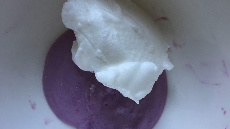 双色渐变溶豆,另一份蛋白同理取1/3和酸奶紫薯泥混合,速度一定要快。