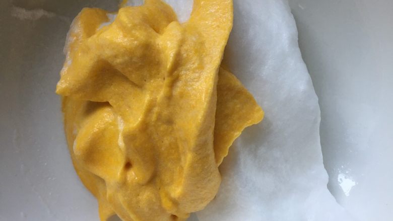 双色渐变溶豆,混合好倒入剩余蛋白中,同样手法翻拌均匀备用。