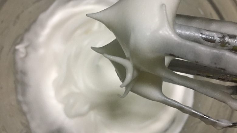 双色渐变溶豆,分三次加入细砂糖。
1、打散至鱼眼粗泡加1/3。
2、打出纹理再加1/3。
3、纹理清晰加1/3。
4、全程高速打发,最后一次加糖后转低速,为的消除大气泡,使蛋白更细腻,随时提起打蛋器看状态,打到直立小尖角,划开蛋白是细腻有光泽的,不要打过成渣子状。
5、散在盆边的蛋白边打边用刮刀刮到中间,使其全部打到。
6、打蛋器要直立贴盆底边缘顺时针转圈打,可以听到碰壁的嗒嗒声,另一只手逆时针转动蛋盆。