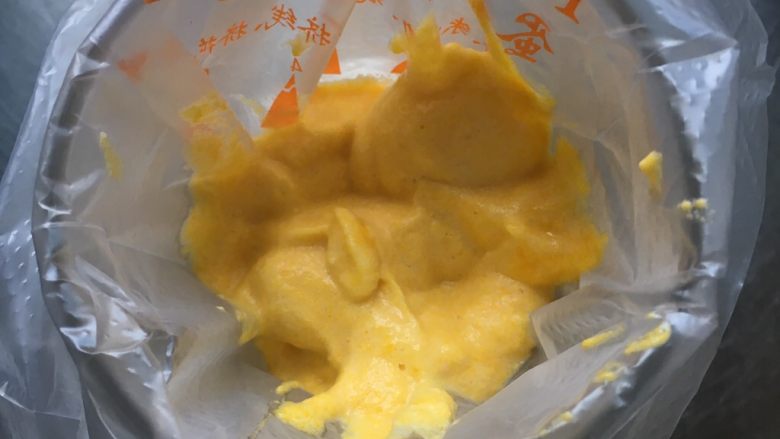 双色渐变溶豆,冷冻取出裱花袋,先放一个颜色的。
