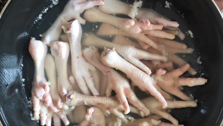 卤鸡爪,开火,煮至水沸腾,关火,3分钟后捞出鸡爪