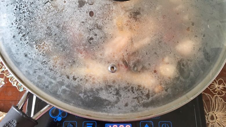 卤鸡爪,开火电池炉调到1800度,盖上锅盖,煮20分钟,在调到800度,煮20分钟