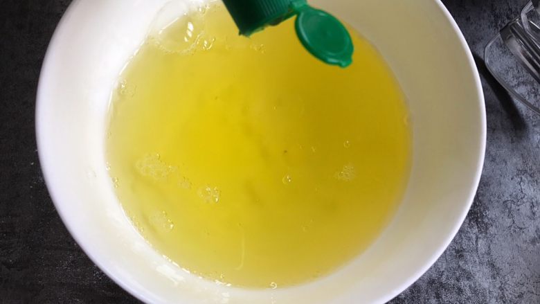 南瓜戚风蛋糕,蛋清提前放入冷冻室冷冻至碗壁结霜,取出加入几滴柠檬汁