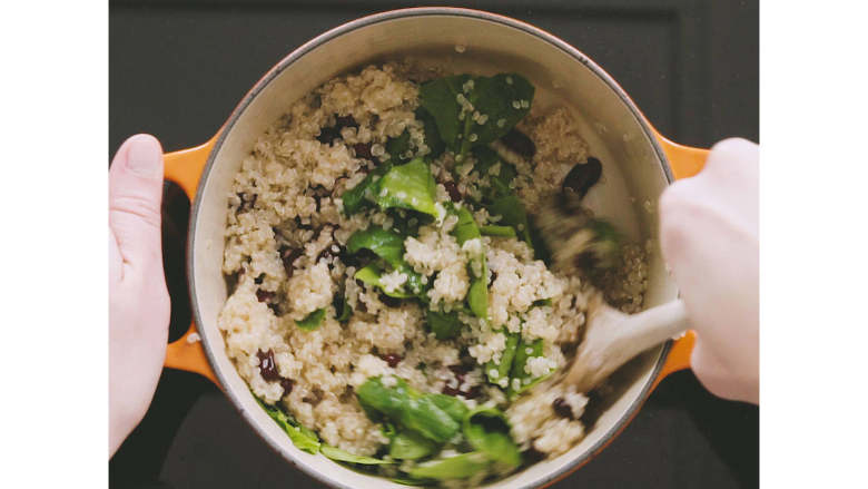 墨西哥藜麦碗,往芸豆混合物中加入熟藜麦和撕好的菠菜,撒上一撮盐。搅拌混合,然后大略盖上盖子,小火煮着,与此同时,煎好<a style='color:red;display:inline-block;' href='/shicai/ 9'>鸡蛋</a>。