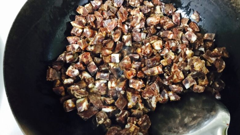 腊肠豆角焖饭,锅里放少量的油(腊肠会出油),油温八成时放入腊肠翻炒,直到出油