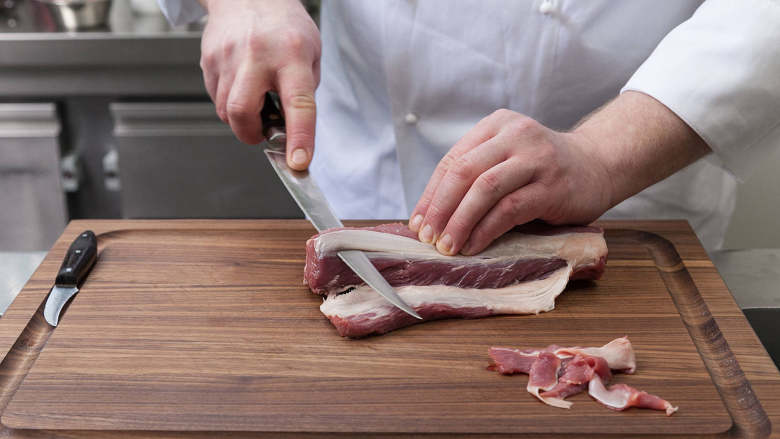 羊肉盖野蒜土豆泥和香肠豆焖肉,烤箱预热至 180°C / 355°F。修剪<a style='color:red;display:inline-block;' href='/shicai/ 330'>羊排</a>,确保去除所有筋膜和不必要的脂肪,以便剔干净骨头。加入少许盐调味。在中高热煎锅中加热葵花籽油,并全面烧烤<a style='color:red;display:inline-block;' href='/shicai/ 330'>羊排</a>,每面烤大约 1 分钟。转移到烤箱架上,在烤箱中烘烤约 10 - 12分钟。从烤箱中取出,放置一旁。