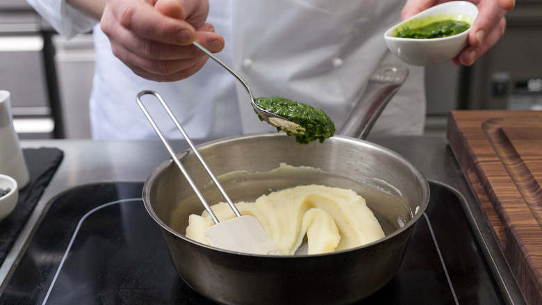 羊肉盖野蒜土豆泥和香肠豆焖肉,制作土豆泥，先在一个小锅里加热牛奶和一些黄油，用<a style='color:red;display:inline-block;' href='/shicai/ 3765'>肉豆蔻</a>和盐调味。然后将牛奶混合物慢慢倒入土豆中，直至其呈奶油状。加入野蒜酱并搅拌，开小火使其保持温热。