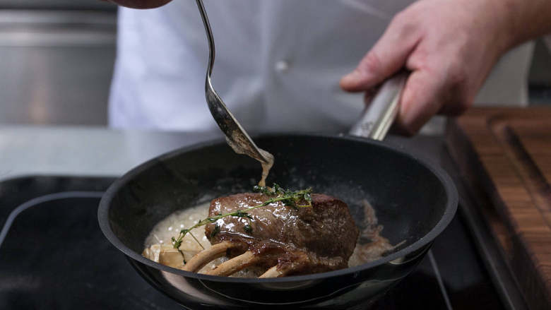 羊肉盖野蒜土豆泥和香肠豆焖肉,在装盘前,准备灌注黄油。要得到灌注黄油,在小锅中用中低温加热黄油,直至融化。加入大蒜和余下的百里香。在装盘前,将羊排裹上灌注黄油。
