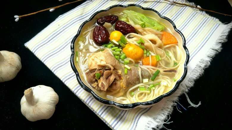#秋季温补祛风,防感冒#老母鸡汤面条篇,香气扑鼻,秋季养生再好不过了