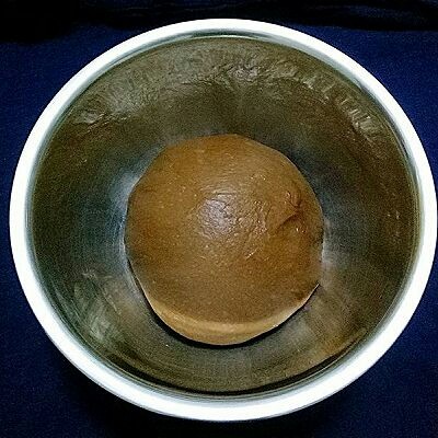 可可麻薯软欧包,将面团整形放入冰箱发酵一碗(我是为了节省时间,晚上揉好面团),现在天热可以室温发酵至两倍大,用手沾面粉戳小洞,不回缩即发酵好了