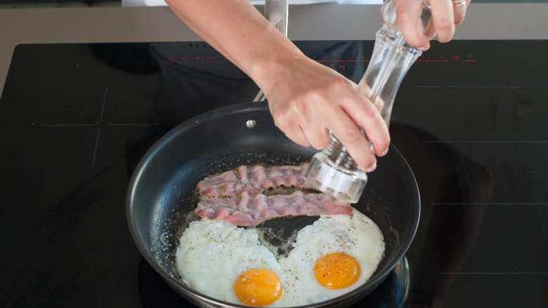 炸薯饼佐煎蛋培根,用中大火将培根单面煎至酥脆，盛入盘中。 加入少许<a style='color:red;display:inline-block;' href='/shicai/ 887'>黄油</a>用以煎蛋，当蛋白凝固且边缘翘起时即可盛出。在盘中装入均等分量的培根、煎蛋和薯饼，撒上香葱作为装饰，以盐和胡椒调味后就可食用了。