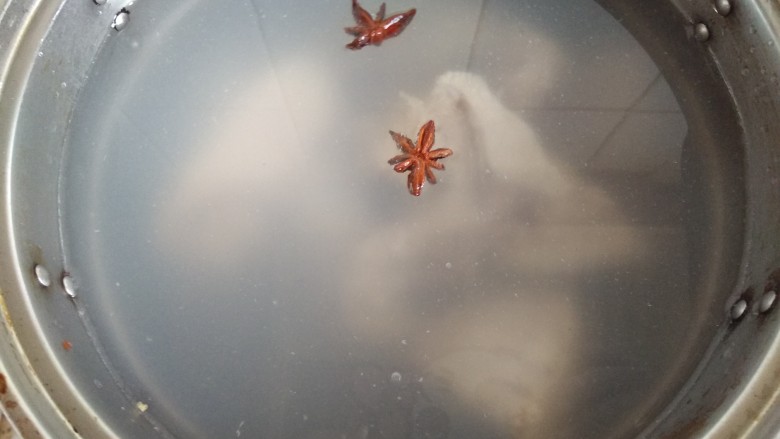简单易做排骨米饭,煮饭的时候第二遍淘米水留着,多放点水,因为要炖两三个小时,容易熬干。
放淘米水是因为能让排骨炖的软烂不会腻。