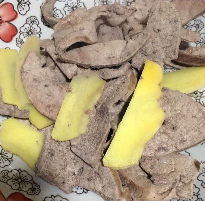 补铁猪肝粉,清水洗过之后切成薄片冷水下锅煮开煮熟(一定要煮熟,撇去浮沫)