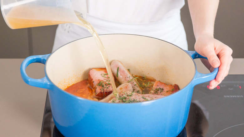 法式砂锅豆焖肉,加入蒜末、洋葱丁、番茄泥以及百里香和迷迭香。加入葡萄酒和鸡高汤稀释锅底结块。搅拌均匀，加盐和<a style='color:red;display:inline-block;' href='/shicai/ 724'>胡椒</a>调味。转移至烤箱中，180度烤约3小时。烤制期间不时开箱搅拌。