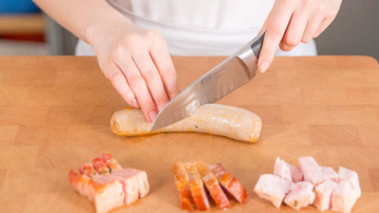 法式砂锅豆焖肉,从锅中拿出煮软的肉，切成可入口大小的小块。